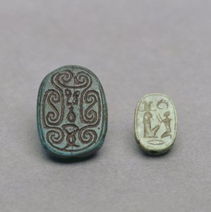 (L-R) Egyptisk skarabéamulett av fajans, andra mellanperioden, 13:e-17:e dynastin, ca 1650 f.Kr.; grön fältspat skarabé amulett, sen period, 26:e dynastin, c.600 f.Kr.